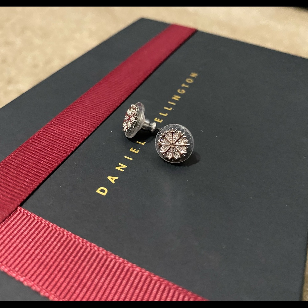 New SWAROVSKI MAGIC snowflake earrings Christmas